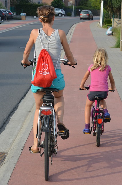 mama z dzieckiem na rowerze