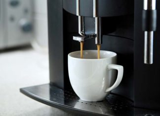 Wybieramy kompaktowy automat do kawy dla małego biura – sprawdź, jak zrobić to z głową!