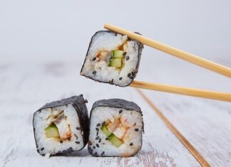 Dlaczego sushi je się pałeczkami?