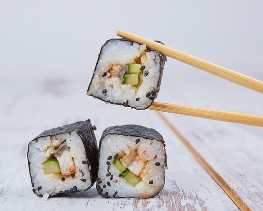 Czy Japończycy jedzą sushi pałeczkami?