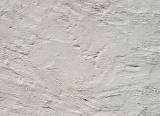 Jak wiercić żeby nie odpadł tynk?