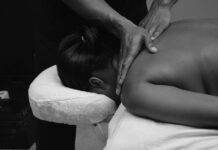 Stół do masażu jako element intymnej komunikacji dotykiem – co mówi jego forma i materiał? łóżka do masażu