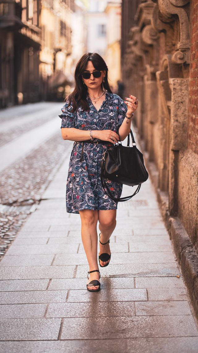 pexels-mihaela-claudia-puscas-836545137-32691109 Jak wybrać sukienki na co dzień, które są wygodne i stylowe