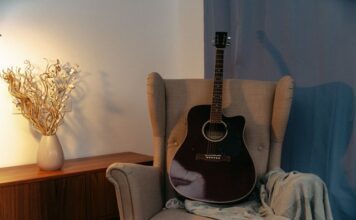 Nauka gry na gitarze i nauka gry na pianinie – jak rozwijać muzyczną pasję? Nauka gry na gitarze